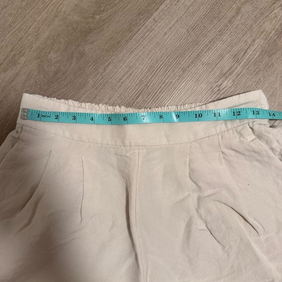 Dynamite Mabel Flowy Linen Short in Rainy Day Beige - Picture 6 of 9